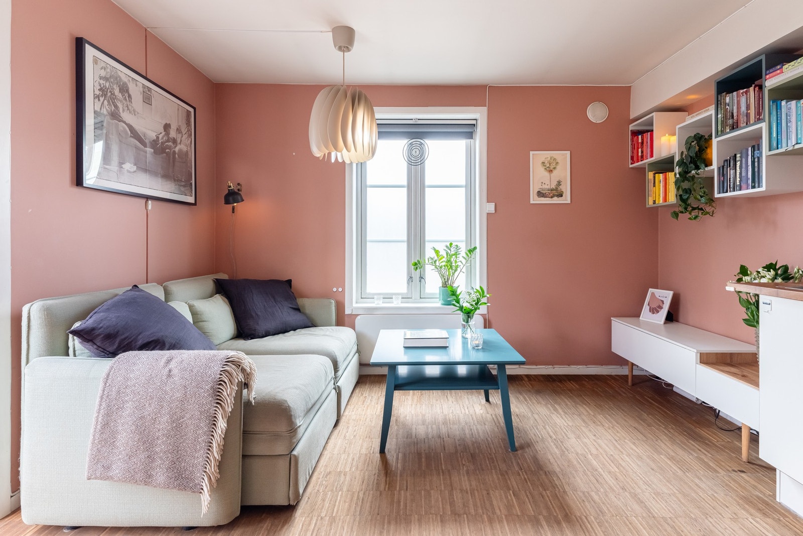 Her er det fin plass til sofa, salongbord og mediemøblement. Galleribilde