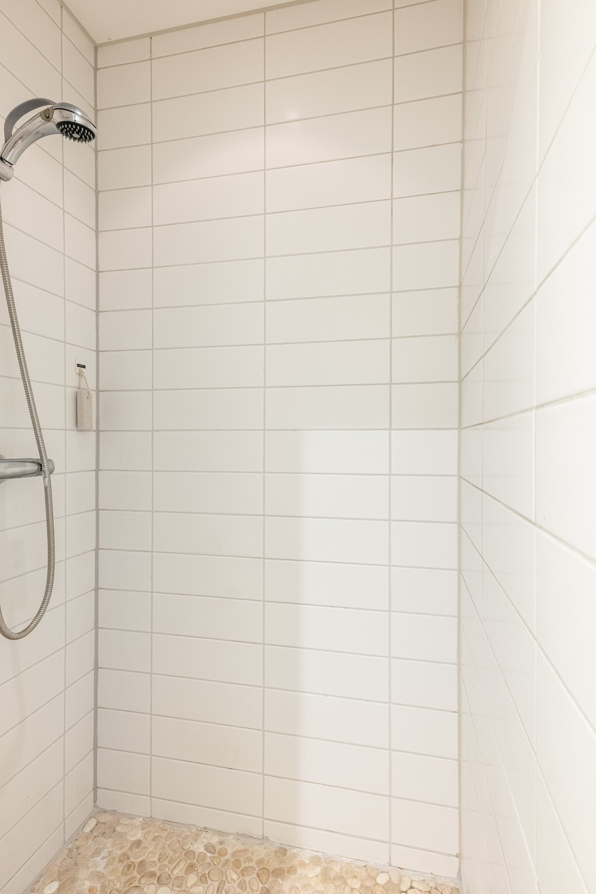 Videre er det en romslig dusjnisje. Galleribilde