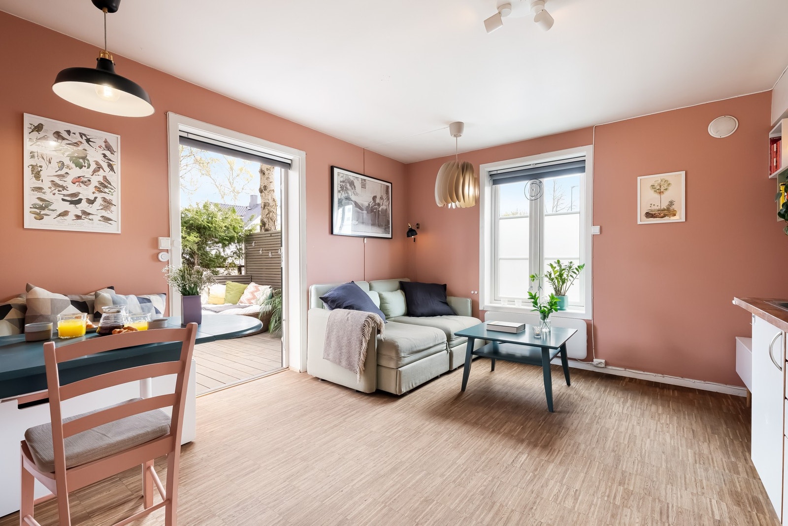 Oppholdsrommet byr på godt med lysinnslipp ved hjelp av de store vindusflatene. Galleribilde