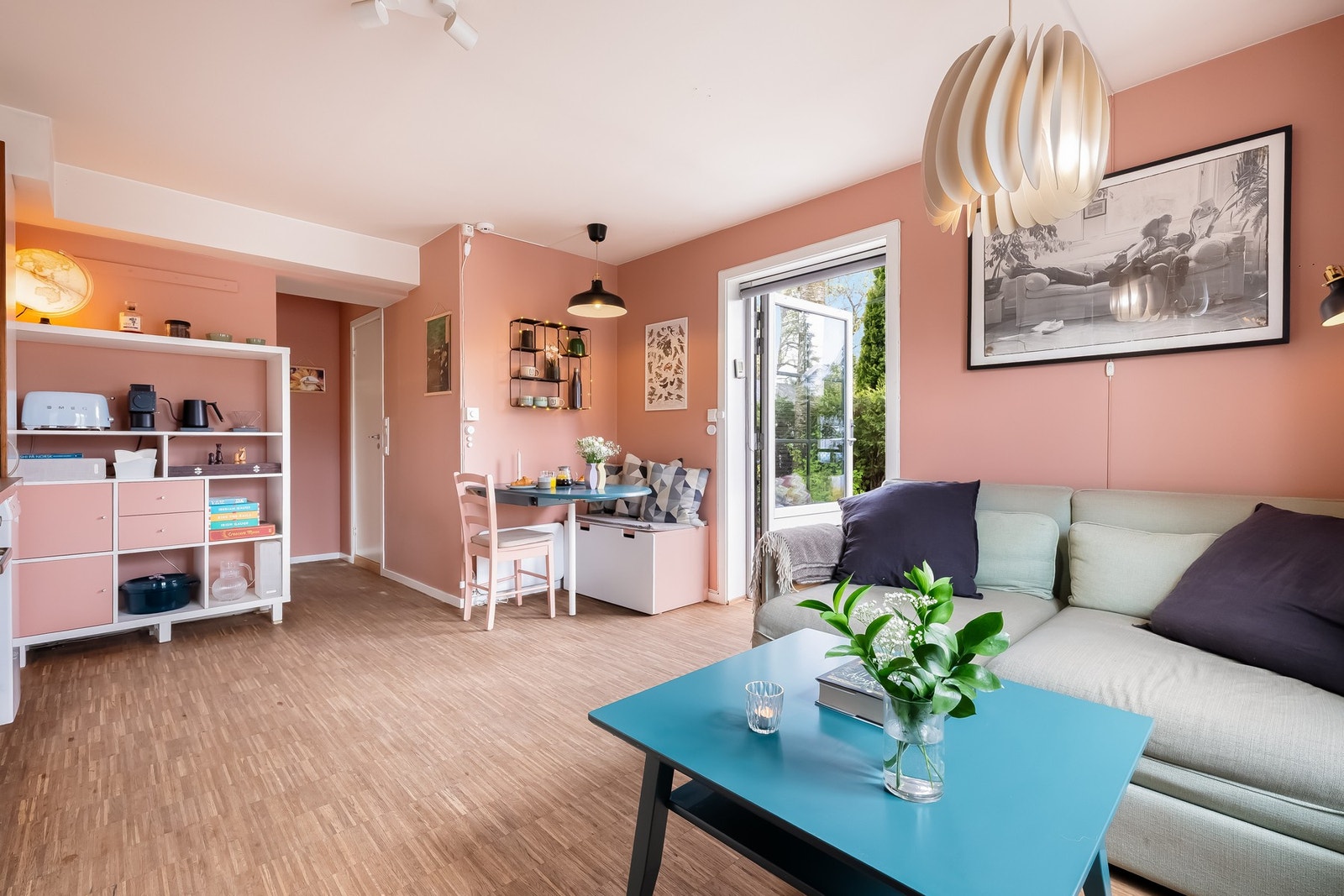 Det er under 50 meter til buss-stopp(37 og 54-bussen) Galleribilde