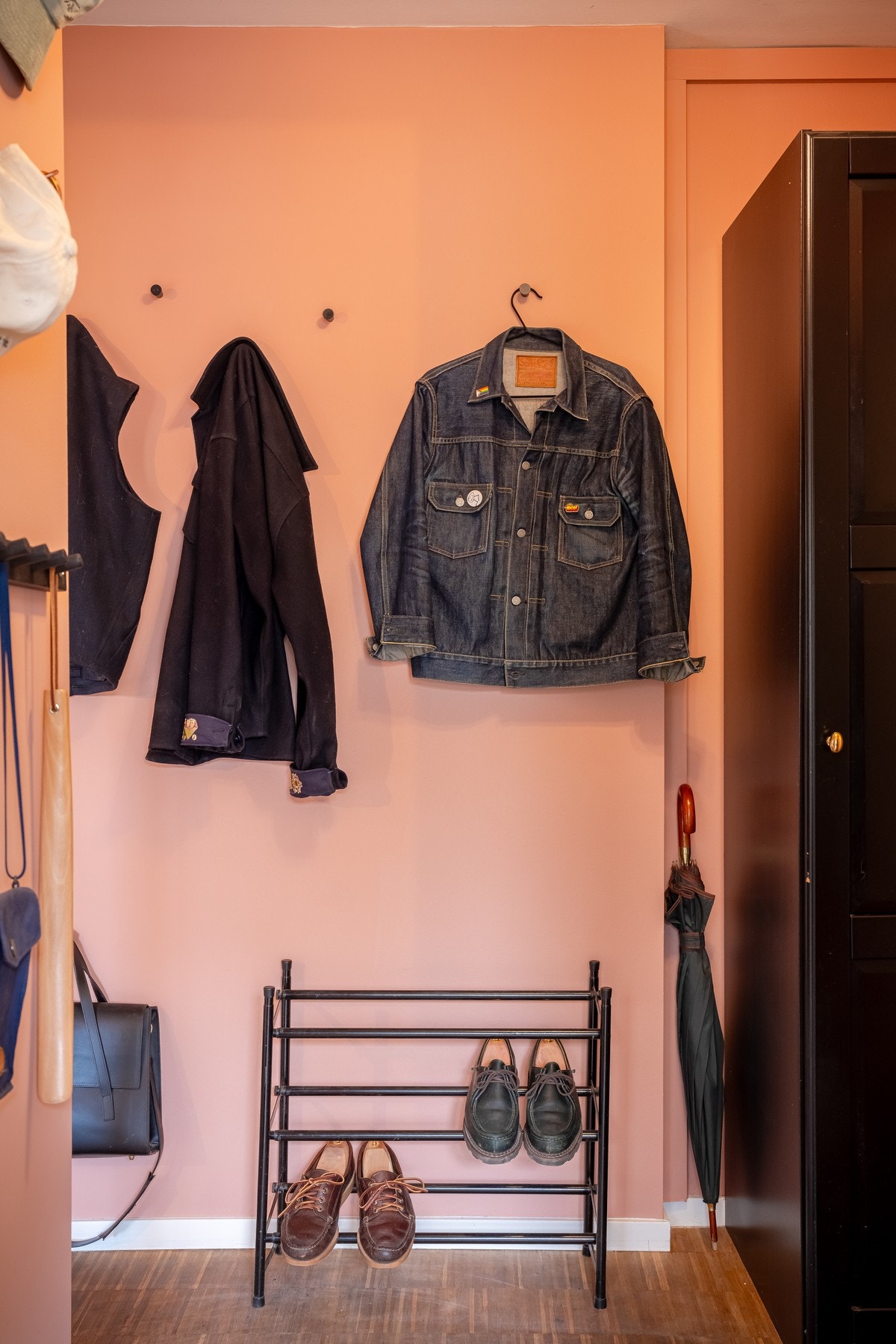 Garderobeskapet gir godt med lagringsplass. Av ekstern lagring medfølger kjellerbod på 4 kvm. Galleribilde