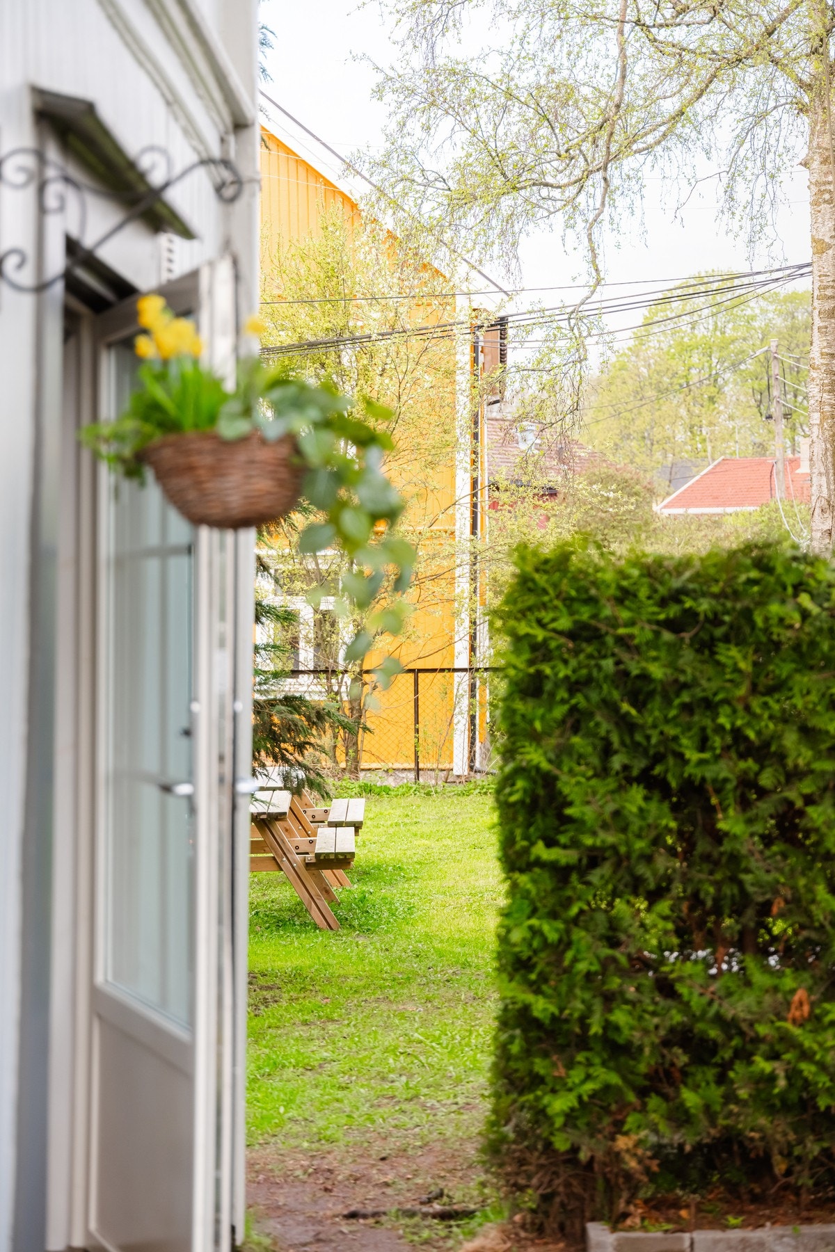 Direkte adkomst til felles flott hage fra uteplassen. Galleribilde