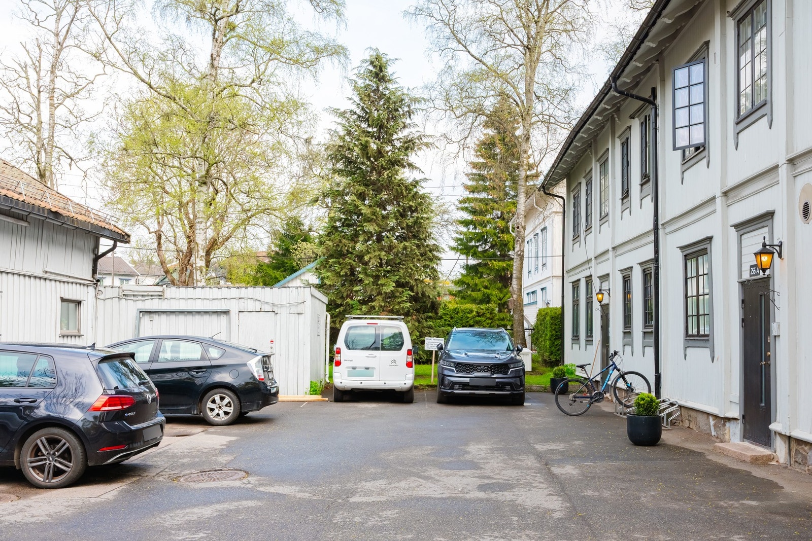 Huset var opprinnelig prestebolig på bakke Gård ved Gardermoen, og ble flyttet hit med hest og kjerre på 1800-tallet. Galleribilde