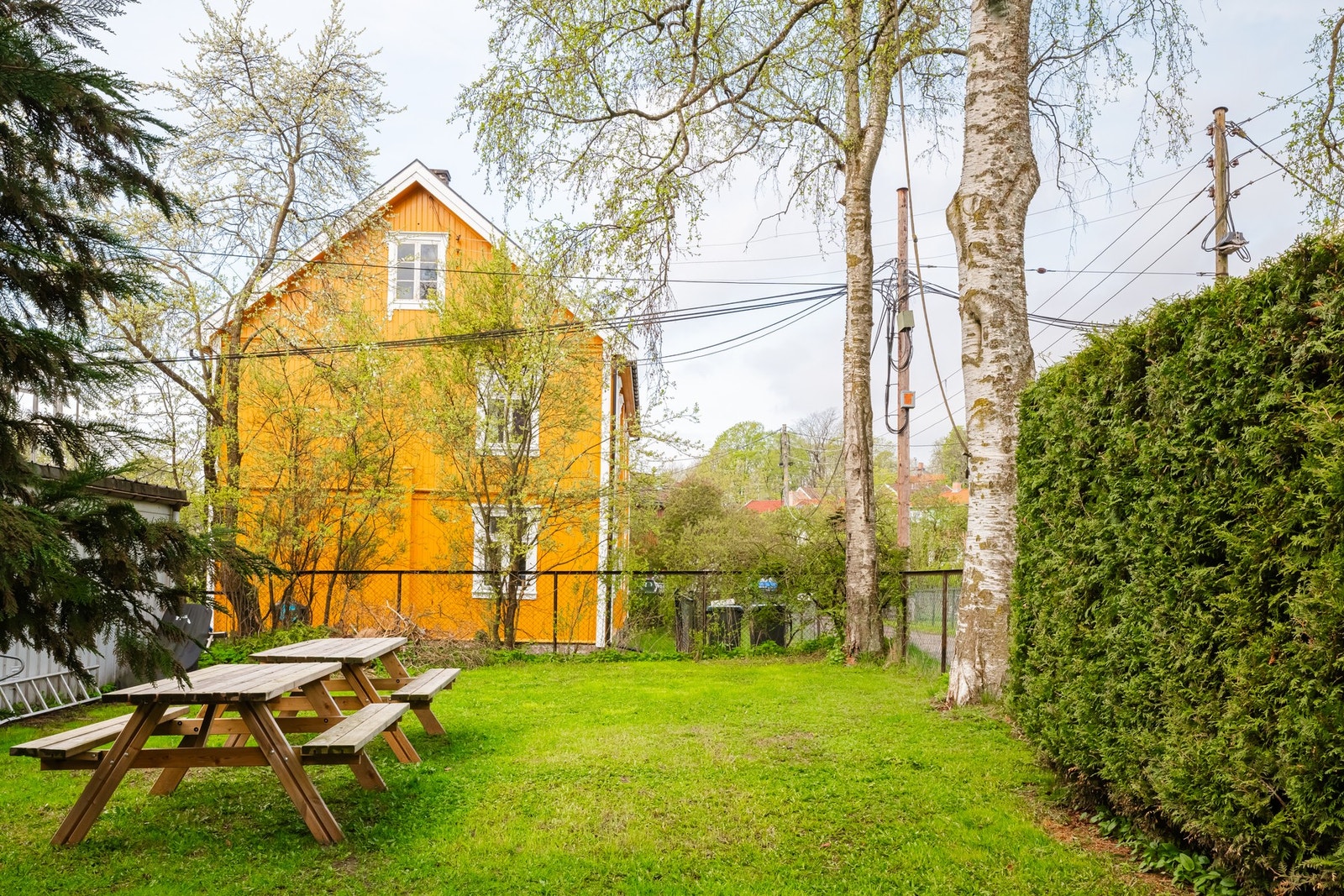 Hagen er pent opparbeidet med plen, trær og sittegrupper. Her kan solen nytes fra morgen til kveld. Galleribilde