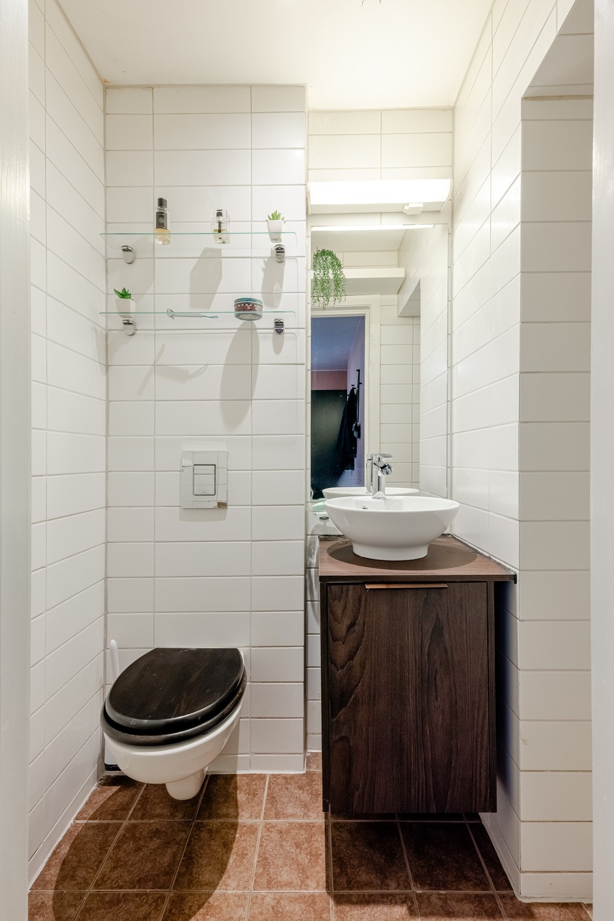 Lyst, flislagt bad med varme i gulv og downlights i himling. Galleribilde