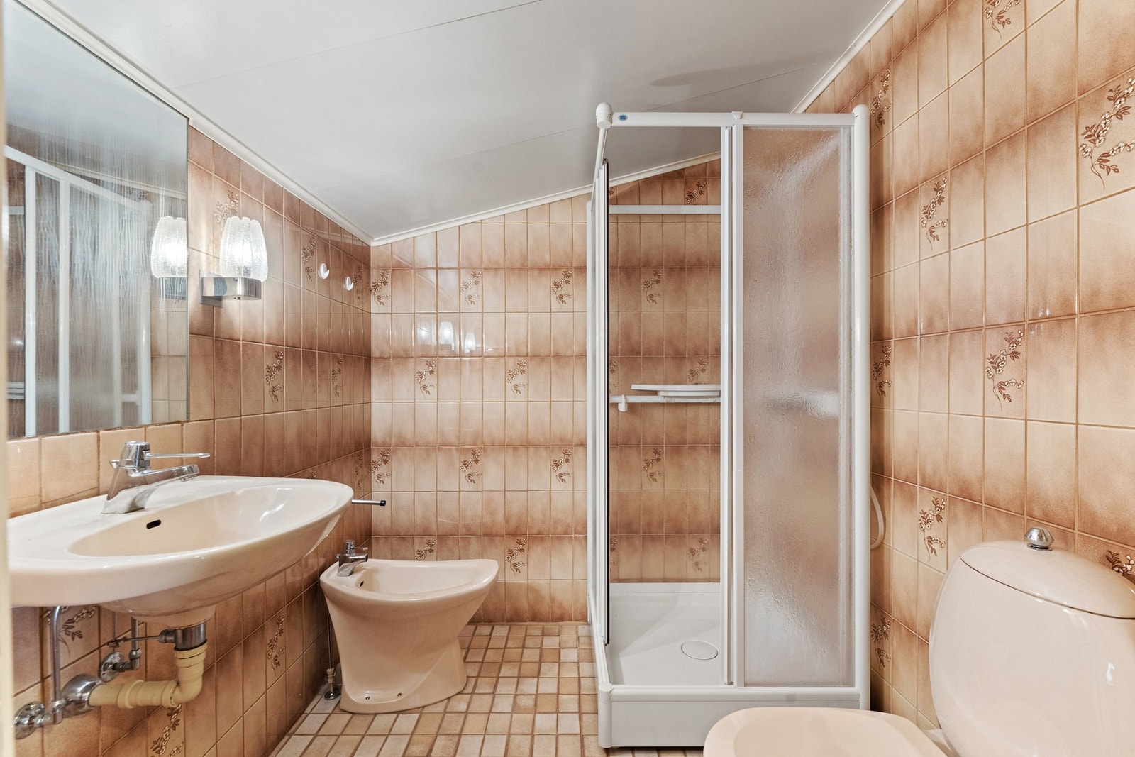 Baderom 2.etasje med behov for oppussing. Galleribilde