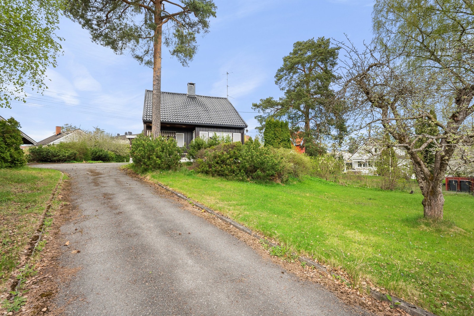 Skjermet hage med port ved innkjøring. Galleribilde