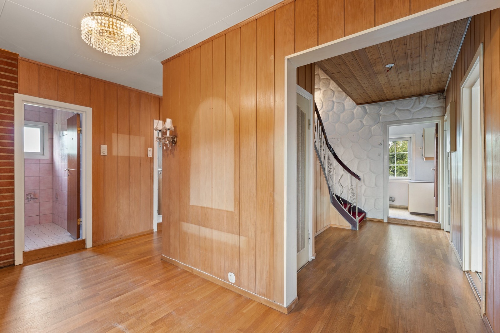 Hall gang i 1.etasje med inngang til 2 bad og vaskerom. Galleribilde