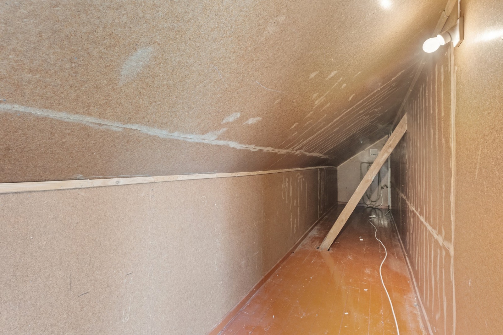 Ekstra lagring langs boligens knevegger 2.etasje. Galleribilde