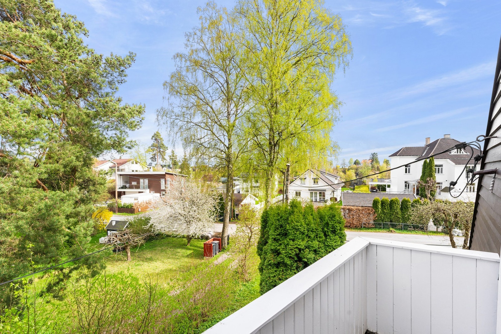 Fra soverommet er det utgang til balkong med fint utsyn over nærområdet. Galleribilde