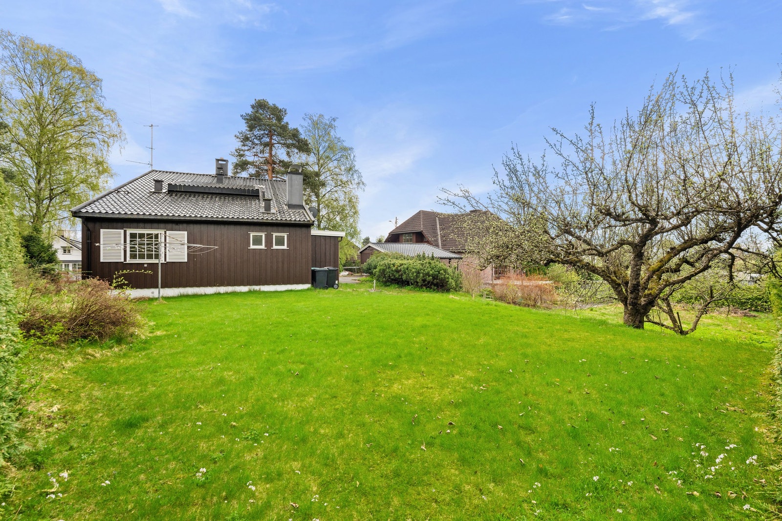 Barnevennlig hage med god boltreplass for både liten og stor. Galleribilde