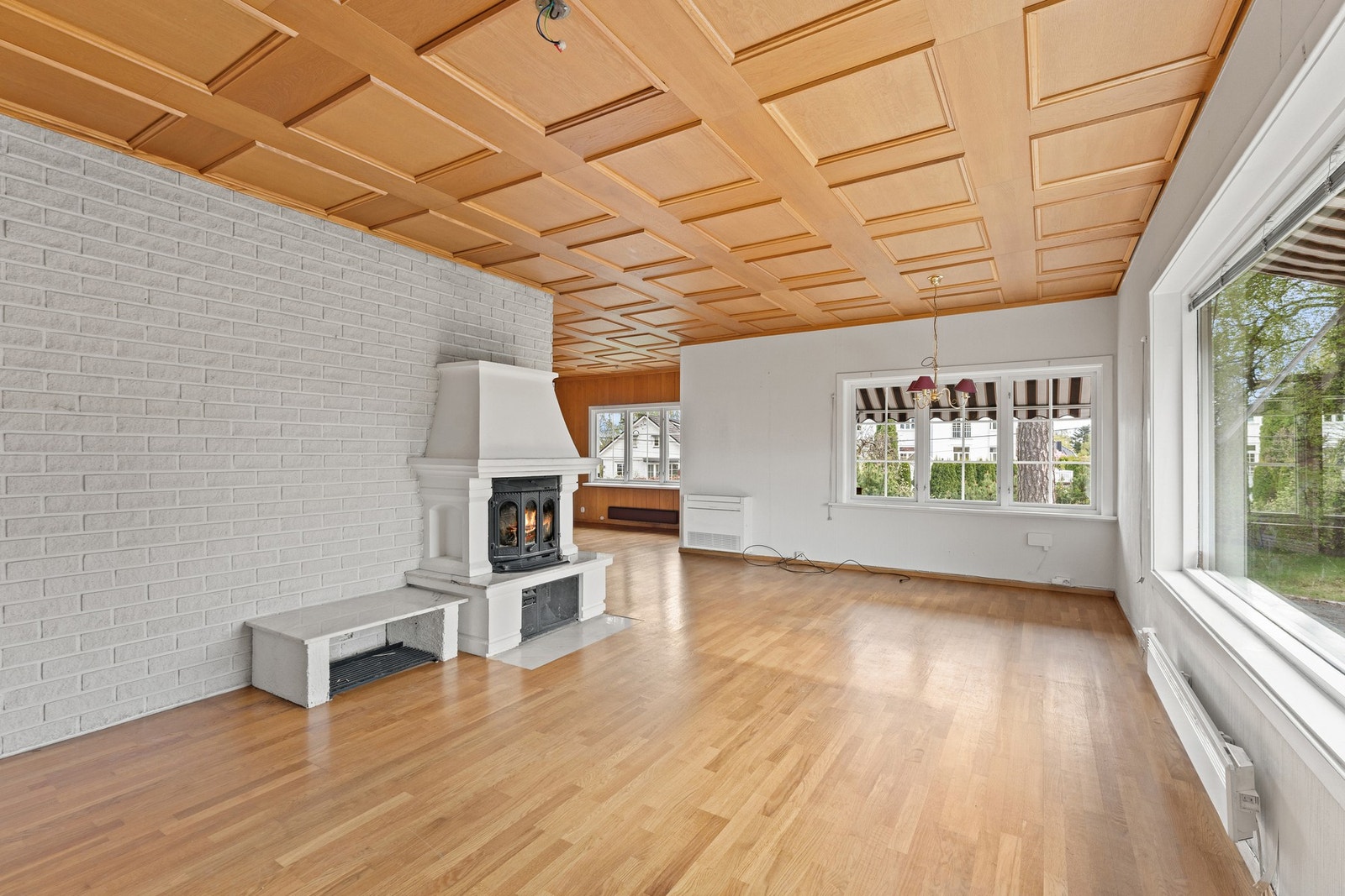 Stuen har en behagelig flyt og plass til innredning i flere soner. Innmurt peis. Galleribilde