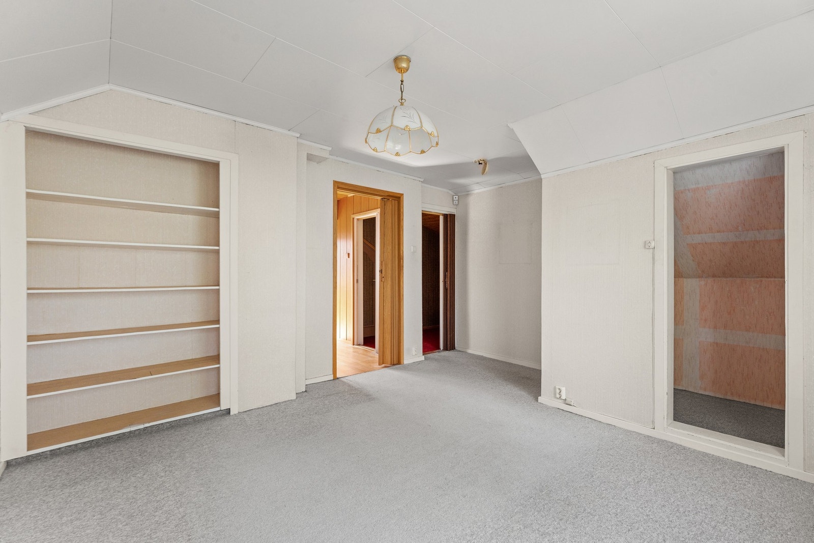 Soverom 2, god størrelse og ekstra lagring ved knevegger Galleribilde