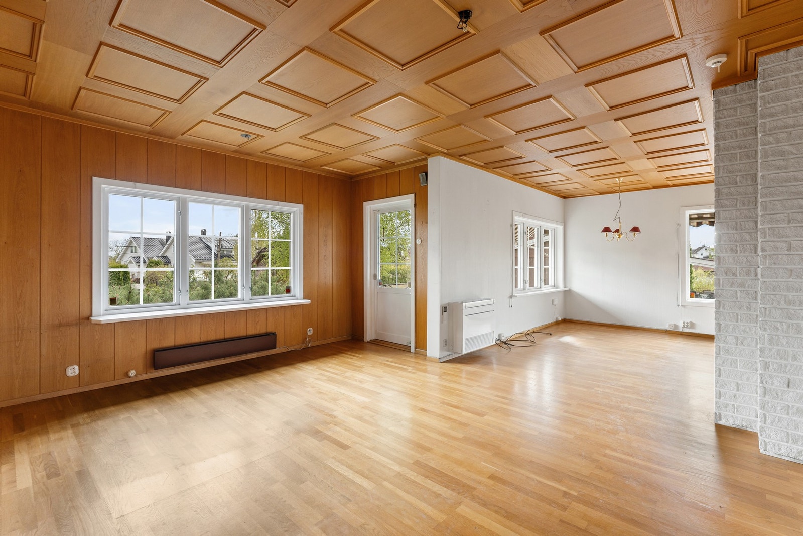 Lys og hyggelig stue med store vindusflater mot hagen. Galleribilde