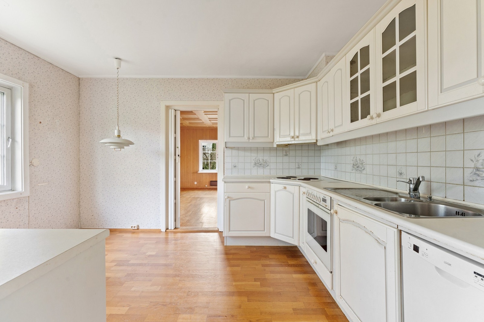 Kjøkken ligger rett i bakkant av stuen og kan med de rette grep åpnes mot stue for ønsket løsning. Galleribilde