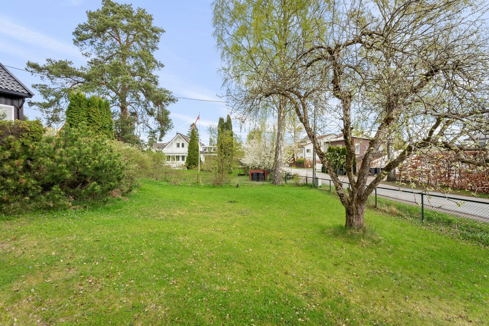 Flat og barnevennlig tomt beliggende i attraktive Skogveien med trygg vei til barnehager og skole. Galleribilde