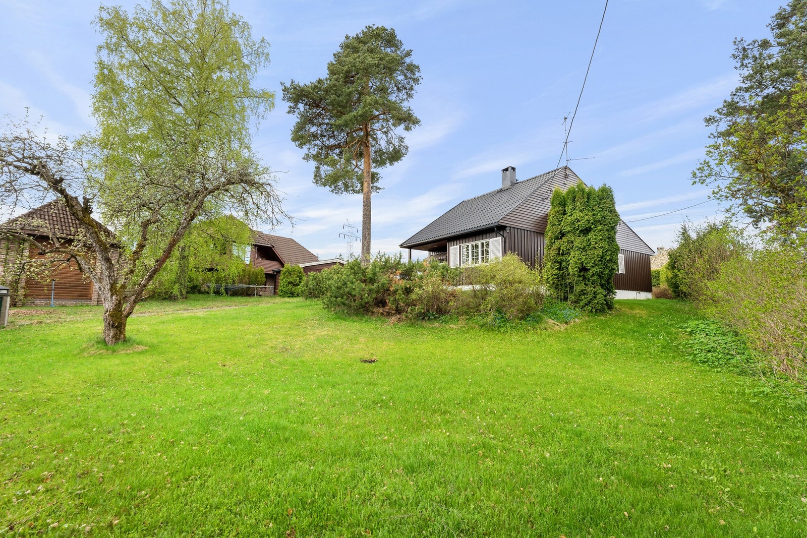 Sjarmerende enebolig, omkranset av en stor solrik tomt på 932 m². Galleribilde