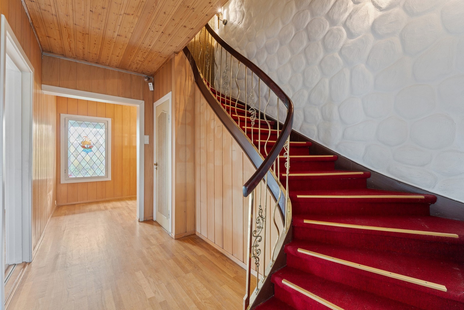 Trappeadkomst opp til boligens 2.etasje. Galleribilde