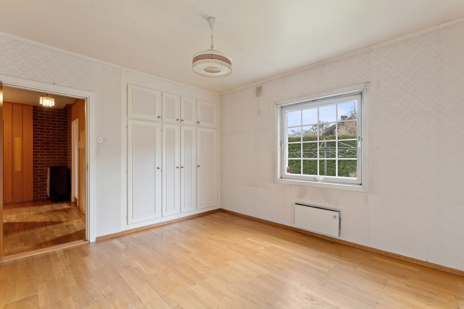 Soverom 1 (1.etasje) med integrert garderobe. Galleribilde