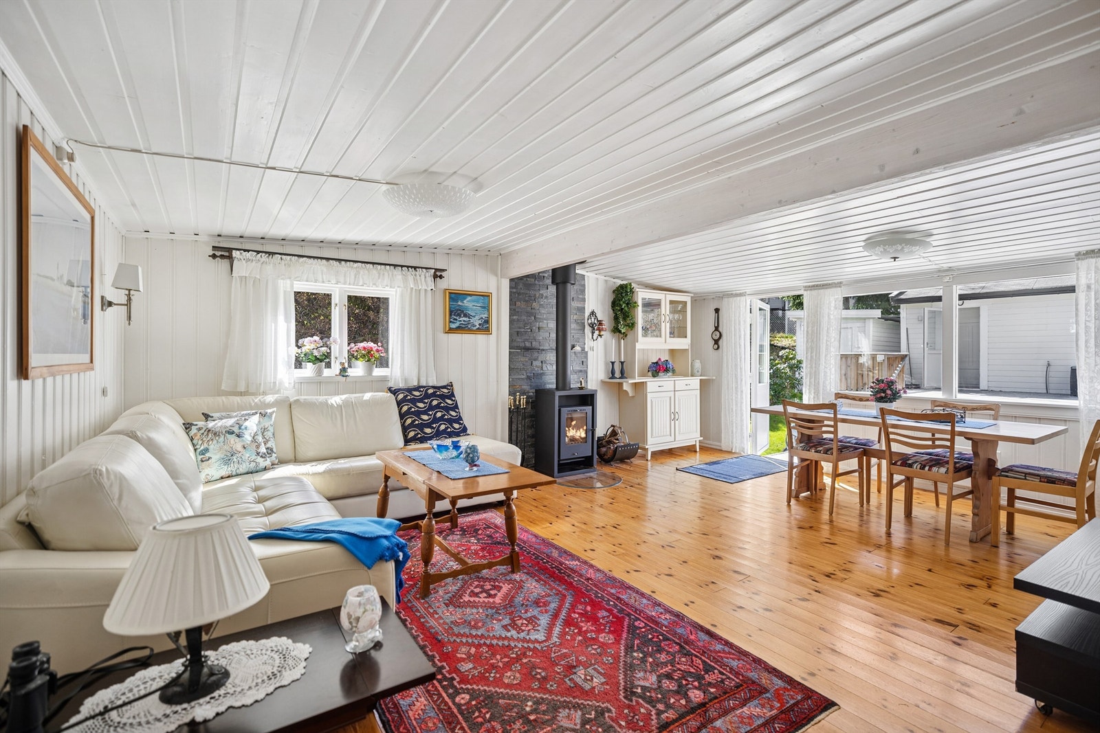 God plass til sofagruppe og spiseplass Galleribilde