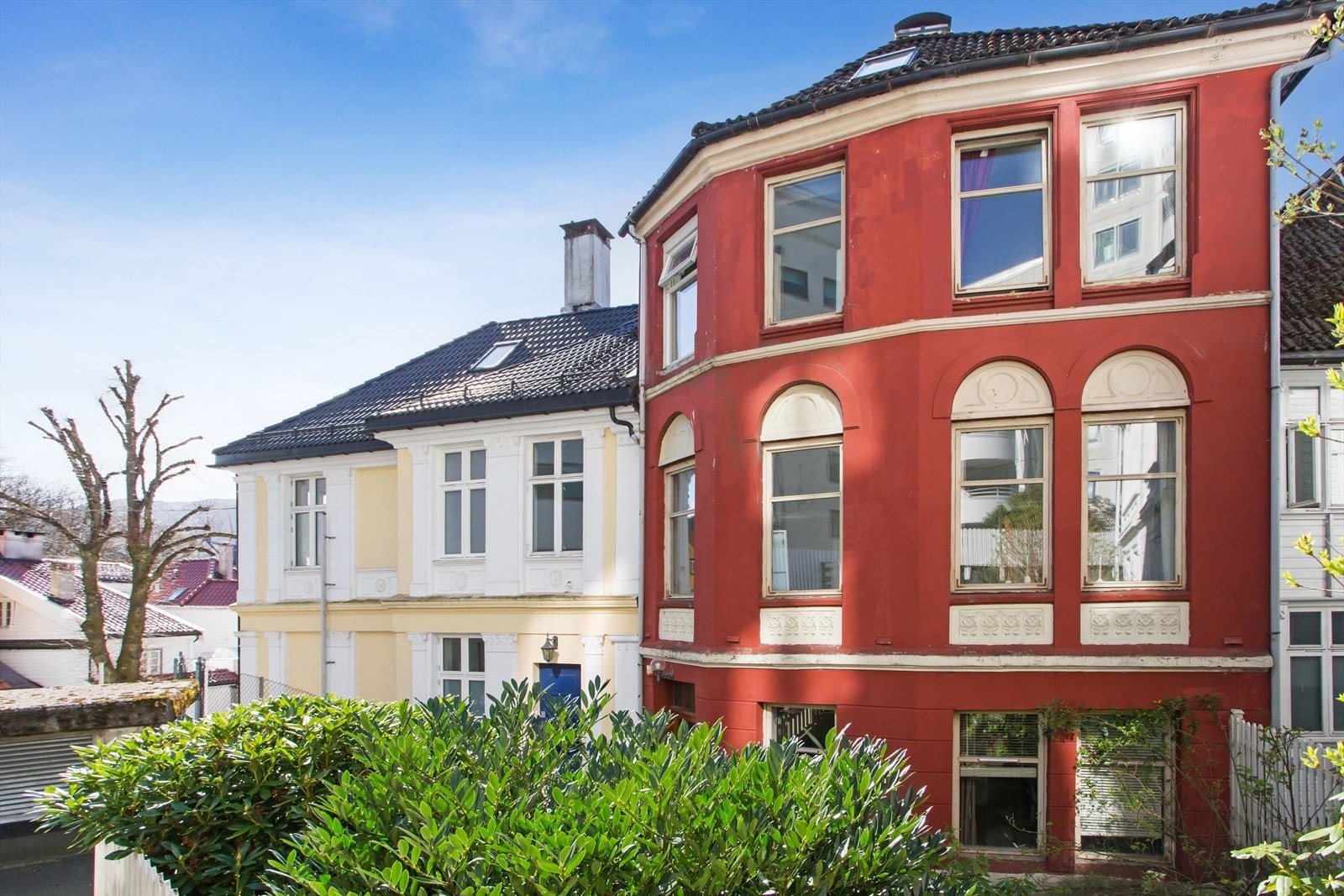 Bolighus med 3 leiligheter og hybel midt i sentrum. Galleribilde