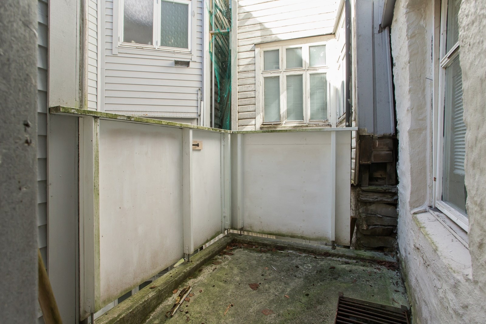 Bakgården. Galleribilde