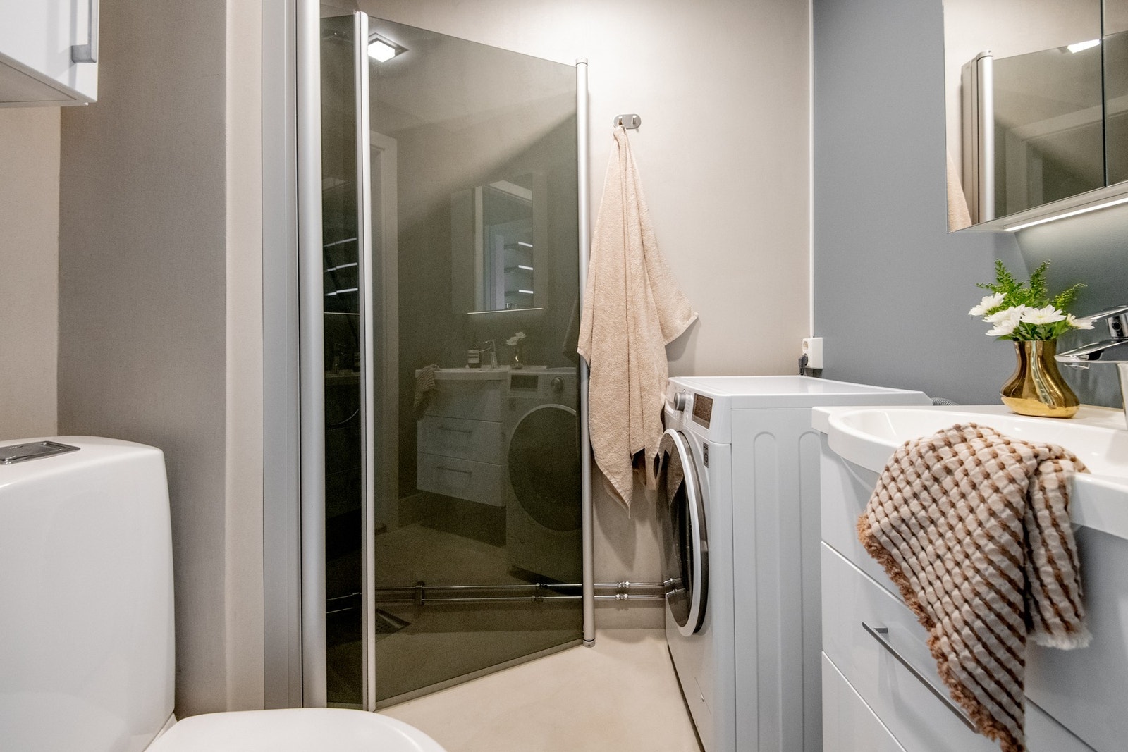 Baderommet ble opprinnelig oppført i 2000 og ble i 2020 modernisert med mikrosement på både gulv og vegger. Galleribilde