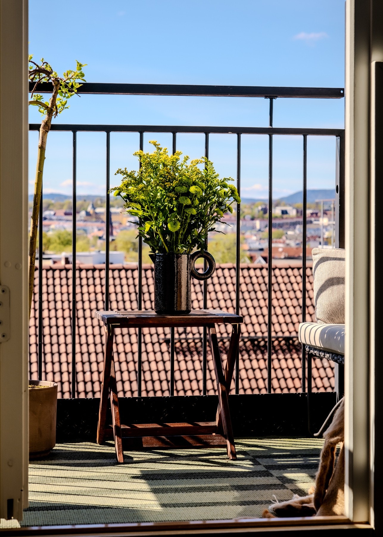 Fra stuen er det direkte utgang til boligens solrike og vestvendte balkong. Galleribilde