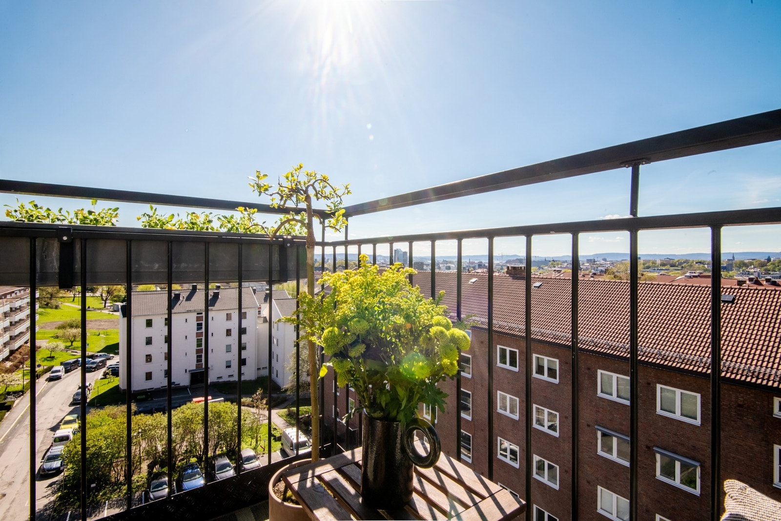 Muligheten til å sikre deg en usjenert 3-roms toppleilighet som ligger tilbaketrukket og luftig til med fantastisk panoramautsikt over Oslo by. Galleribilde