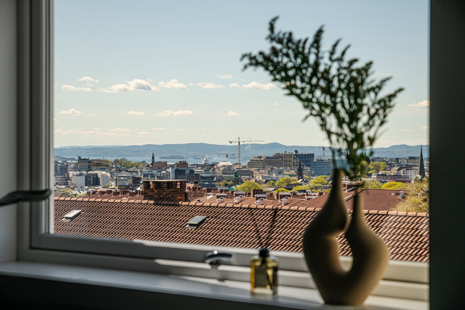 Den nydelige utsikten kan også nytes fra soverommet. Galleribilde