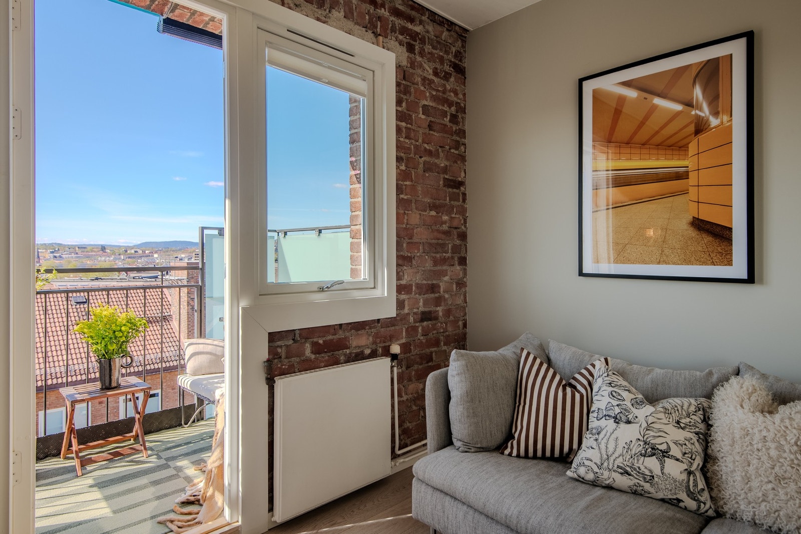 Her er alt tilrettelagt for et enkelt og behagelig liv, med varmtvann og fyring inkludert. Galleribilde