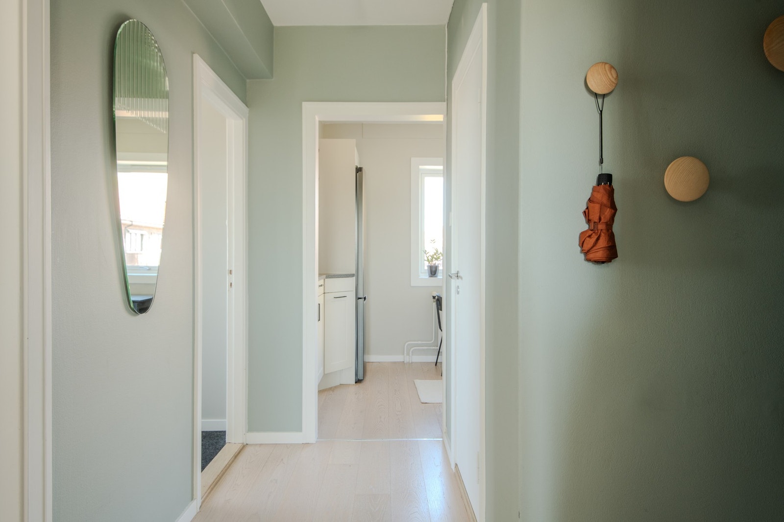 Det finnes gode muligheter for å etablere et funksjonelt garderobesystem, i tillegg til et praktisk kott som gir ekstra oppbevaringsplass i gangen. Galleribilde