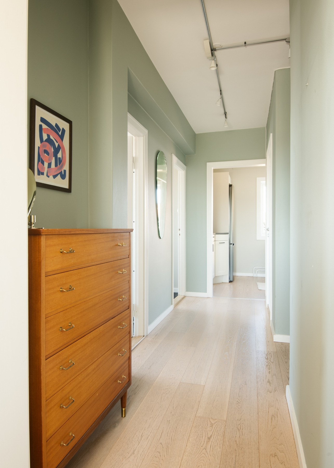 Entréen har pene parkettgulv og lysmalte vegger som skaper et lyst og trivelig førsteinntrykk. Galleribilde