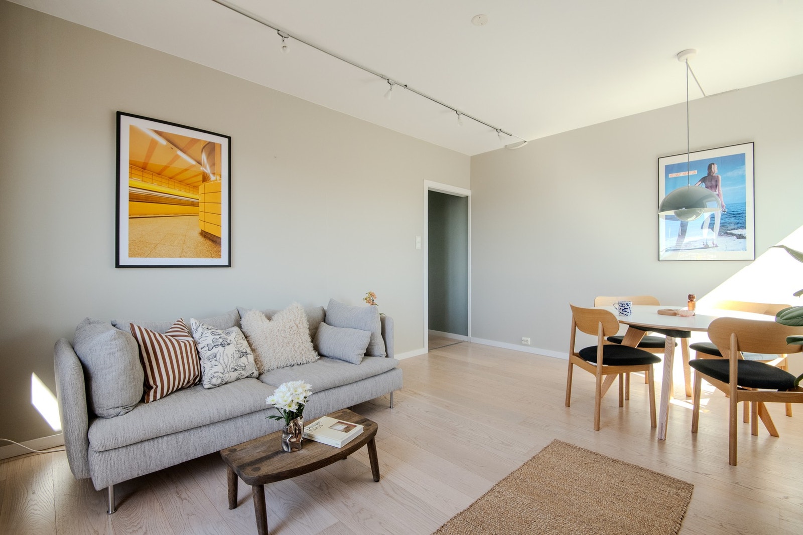 Stuens gode utforming gir rikelig med plass til både en hyggelig sofakrok med tv-løsning og et spisebord. Galleribilde