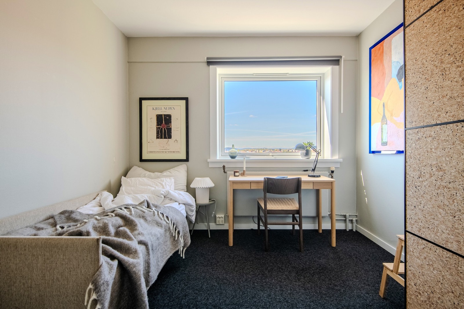 Soverom 2 er et fleksibelt rom med mange bruksmuligheter - perfekt som barnerom, gjesterom, kontor eller for to som ønsker å dele bolig. Galleribilde