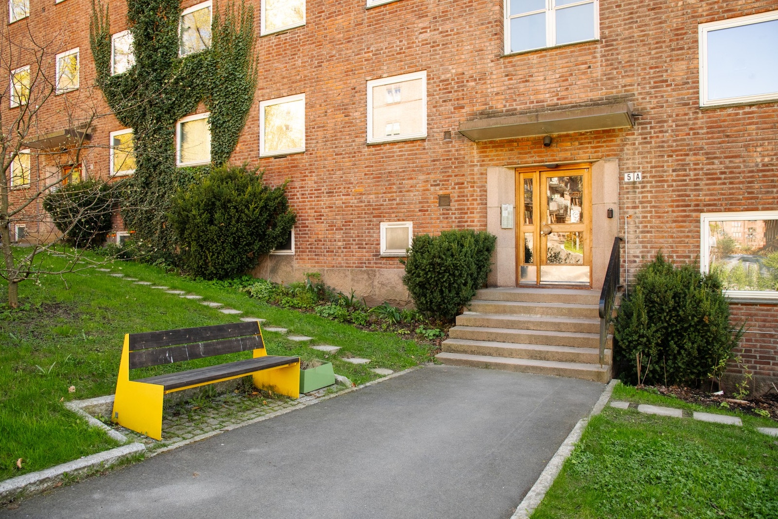 Borettslaget har pent opparbeide fellesarealer. Galleribilde