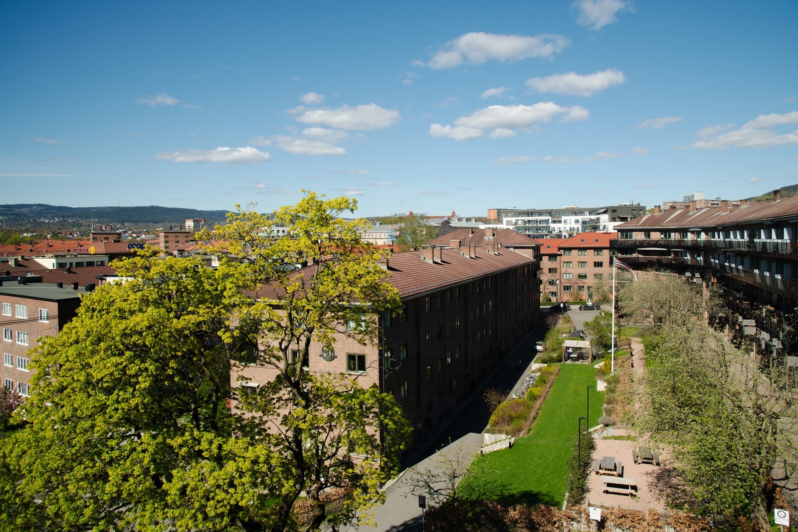 Fra kjøkkenet får du en unik utsikt fra Grefsenkollen til Nesoddlandet og Oslofjorden. Galleribilde