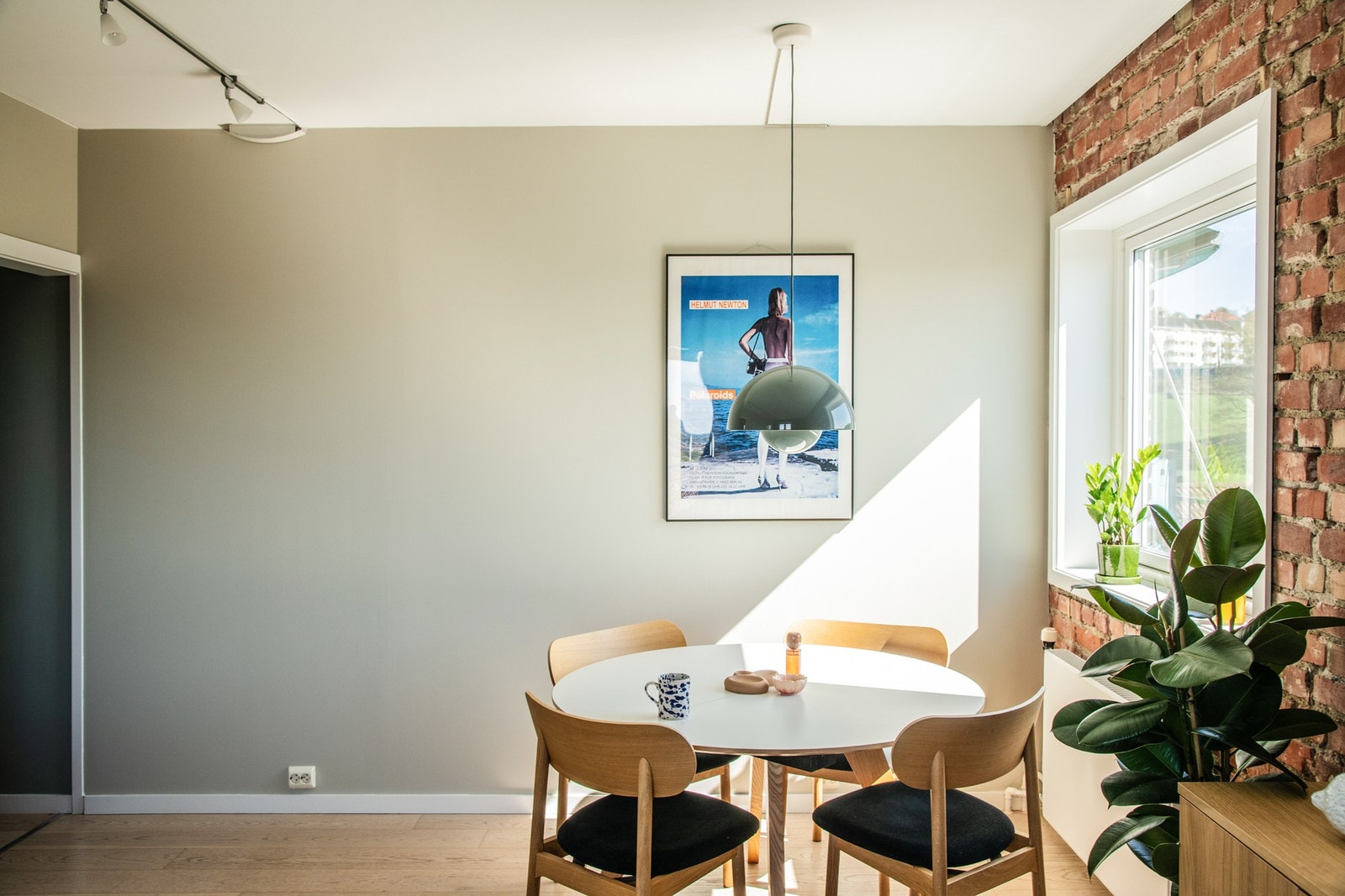 Leiligheten ligger i byggets toppetasje, noe som gir en ekstra følelse av ro og privatliv. Galleribilde