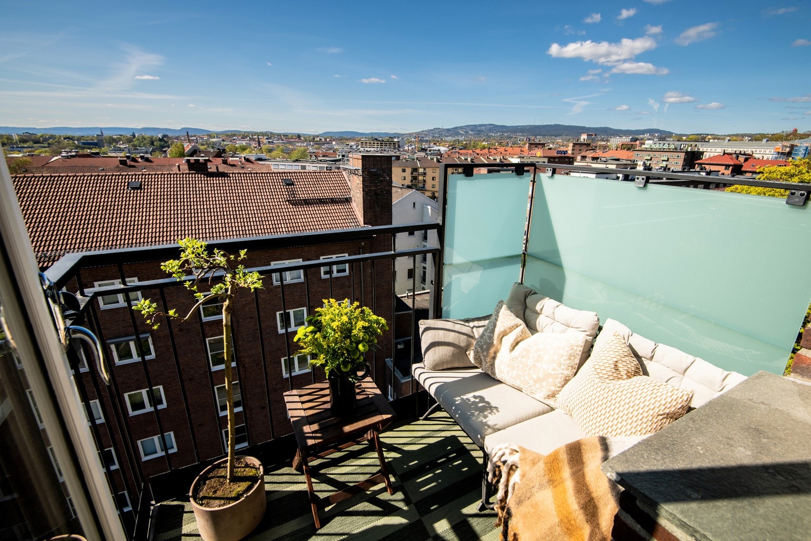 Her er det plass til en sittegruppe, perfekt for å nyte ettermiddagssolen og utsikten over omgivelsene. Galleribilde