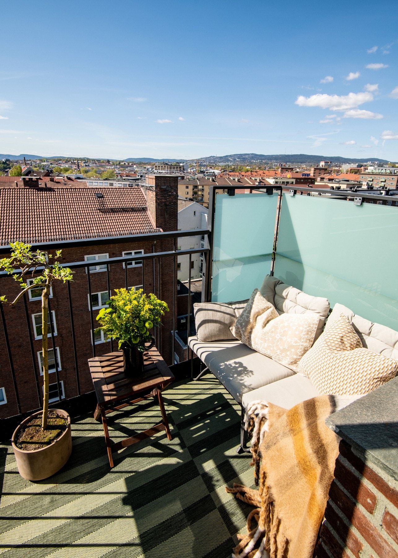 Det ble installert en markise med elektrisk motor over balkongen i 2023, for ekstra solskjerming på de varmeste dagene. Galleribilde