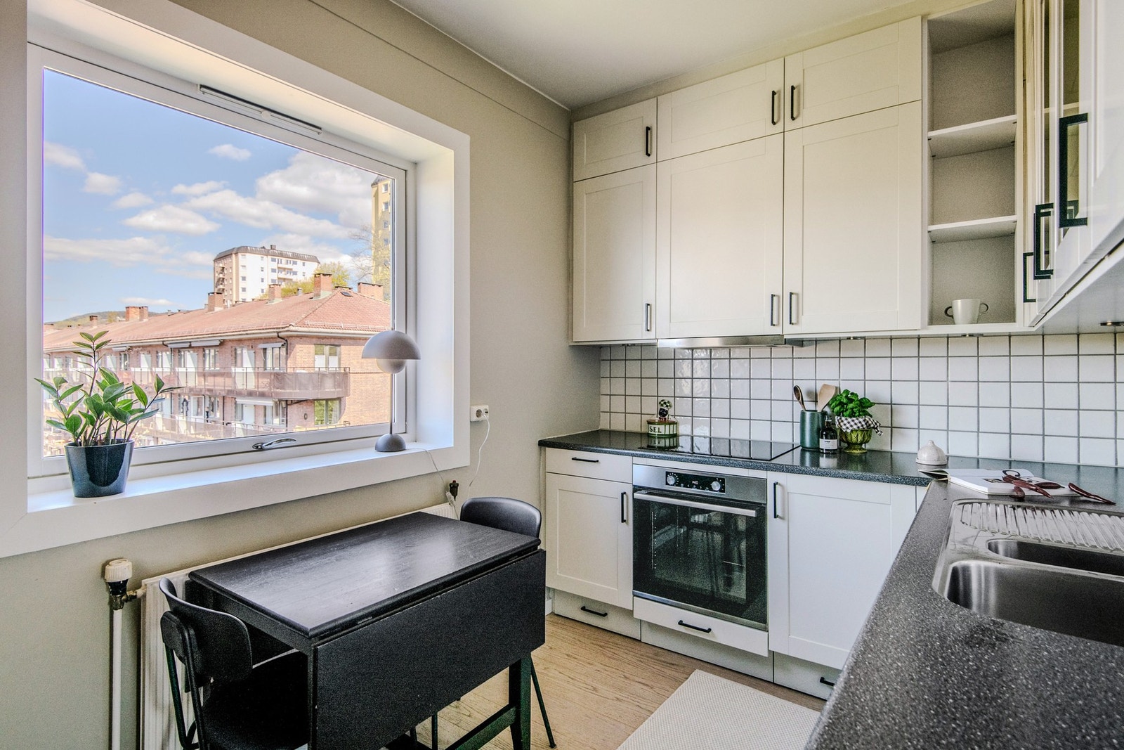 Kjøkkenet ligger i et eget rom, noe som bidrar til en god romfølelse og skjermet matlagingsone. Galleribilde