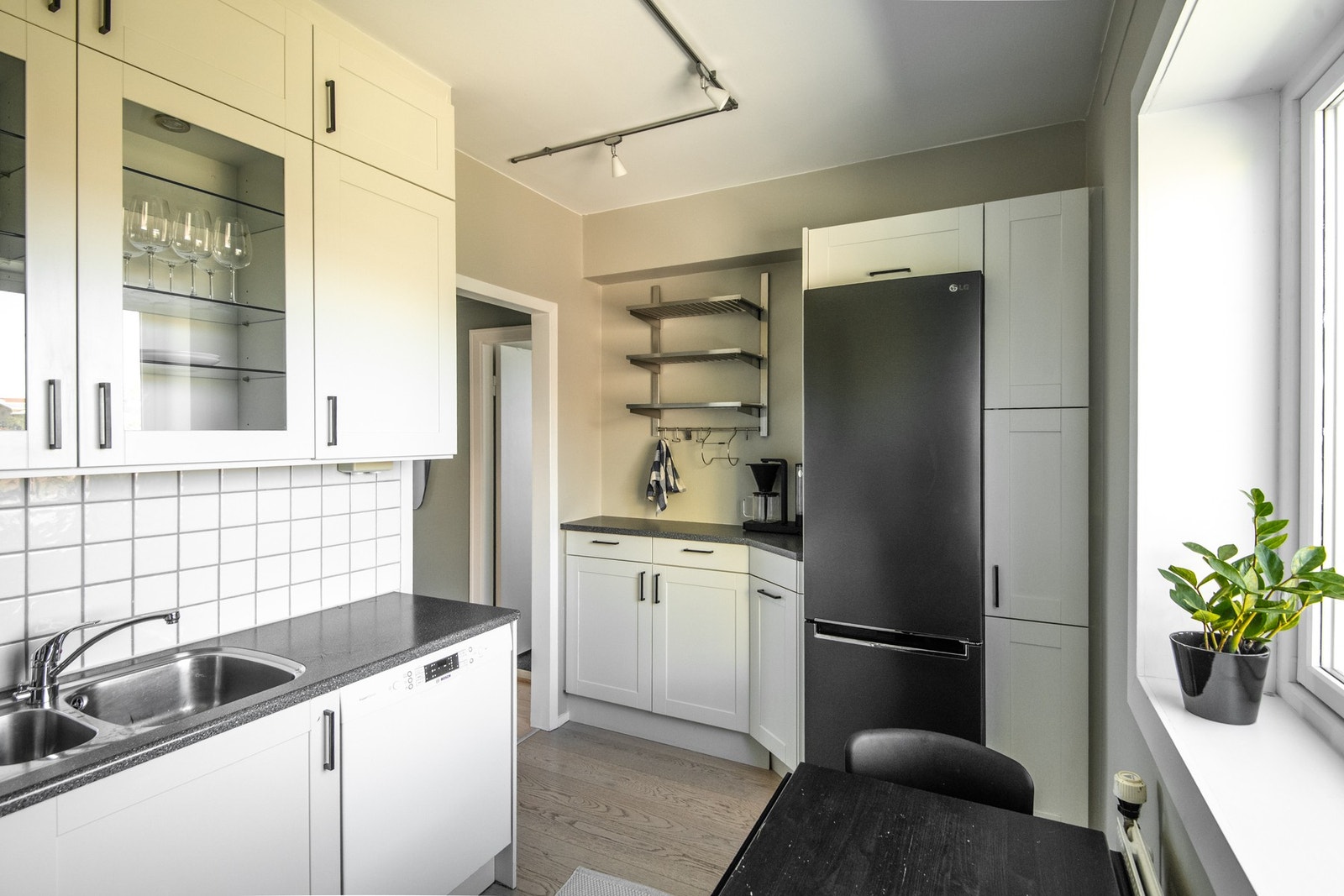 Innredningen byr på gode arbeidsflater og godt med oppbevaringsplass i skap og skuffer. Galleribilde