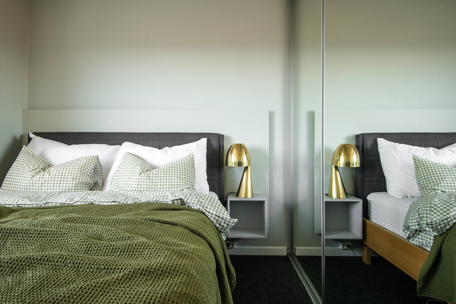 Hovedsoverommet har plass til både dobbeltseng, nattbord og et tilhørende garderobeskap med speilfronter. Galleribilde