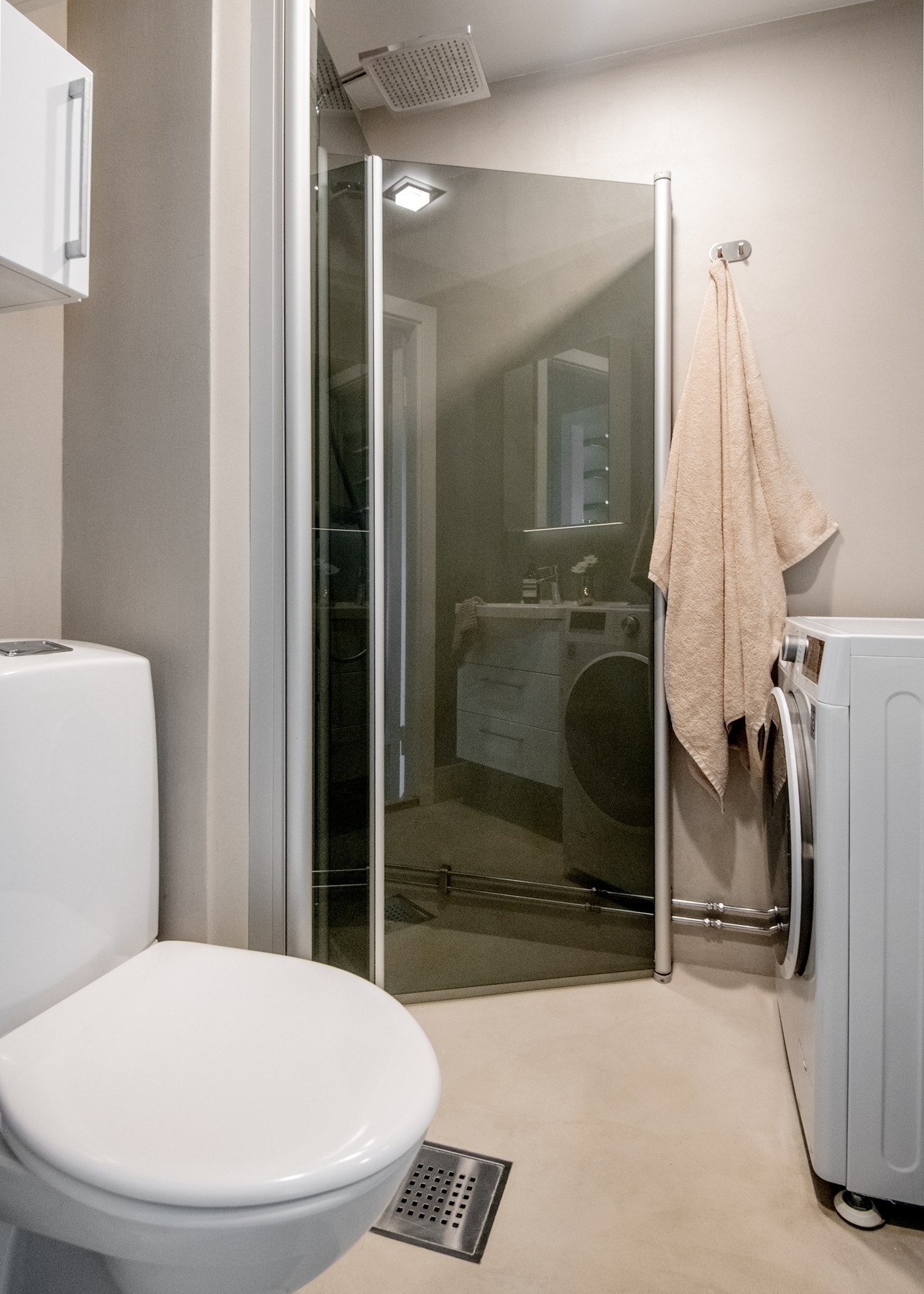 Badet er innredet med dusjhjørne, servantinnredning og toalett. Galleribilde