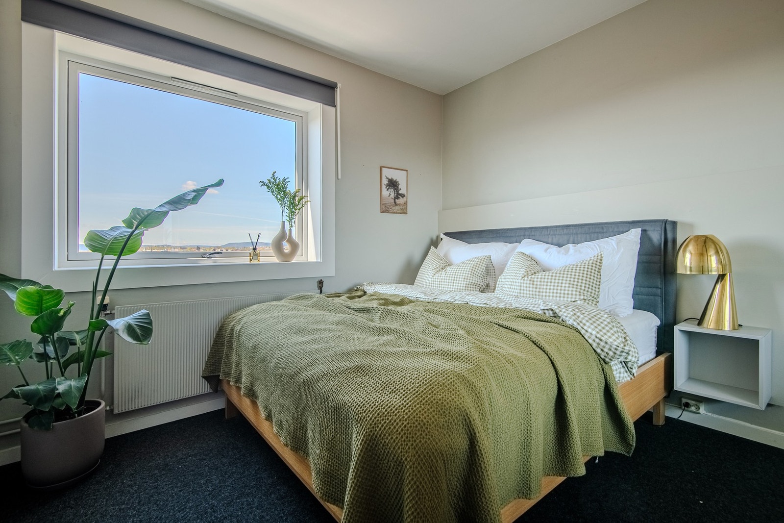 Boligen har to gode soverom. Avbildet er hovedsoverommet som er av god størrelse. Galleribilde