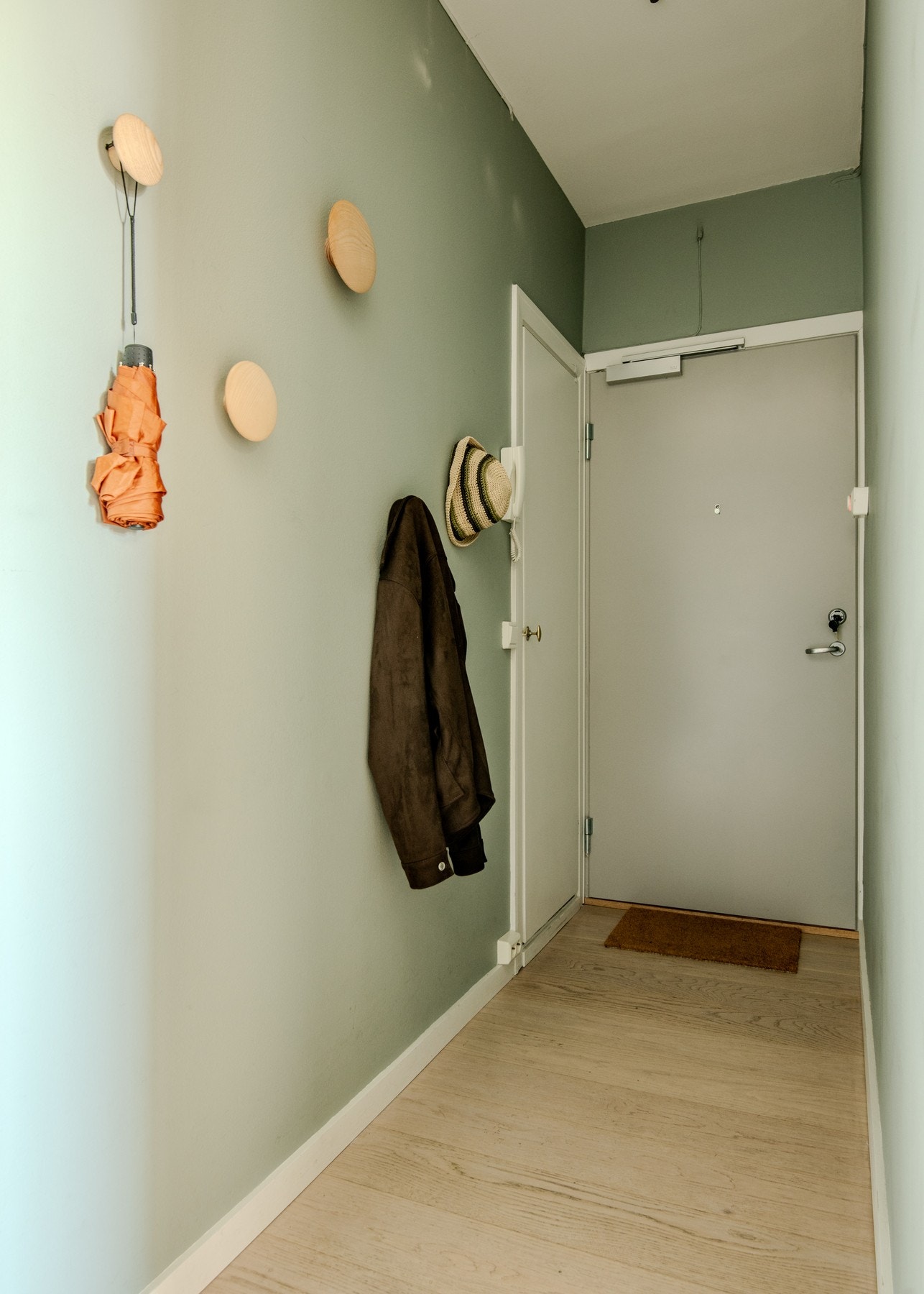 Velkommen inn i en flott entré som setter tonen for resten av boligen. Galleribilde