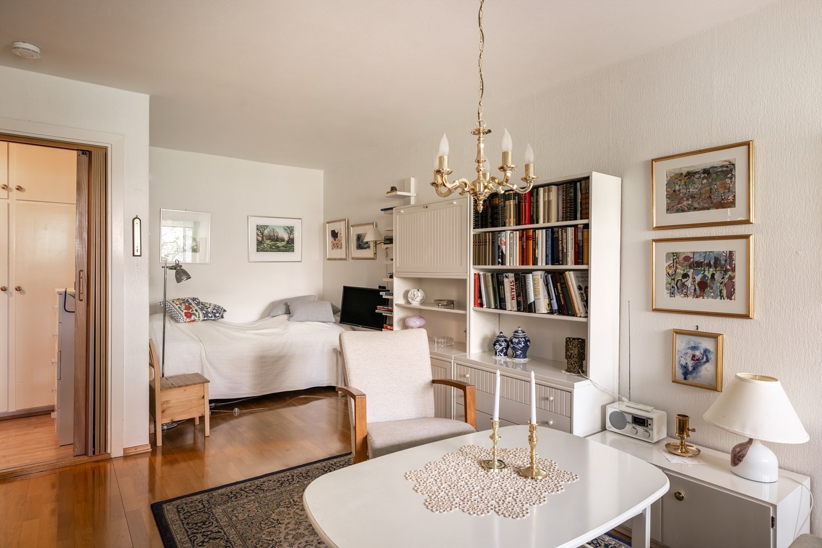 Stuen har parkettgulv og god plass til både sofagruppe og spisebord. Galleribilde