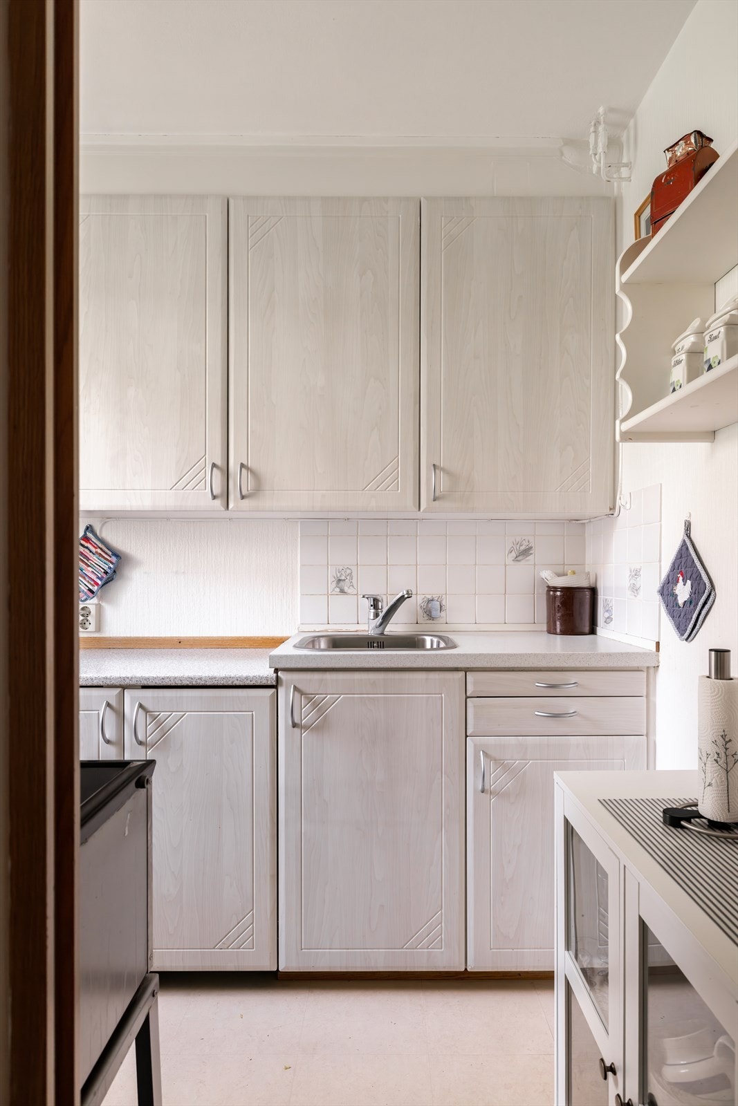 Kjøkkenet har innredning med profilerte fronter og laminat benkeplate. Galleribilde