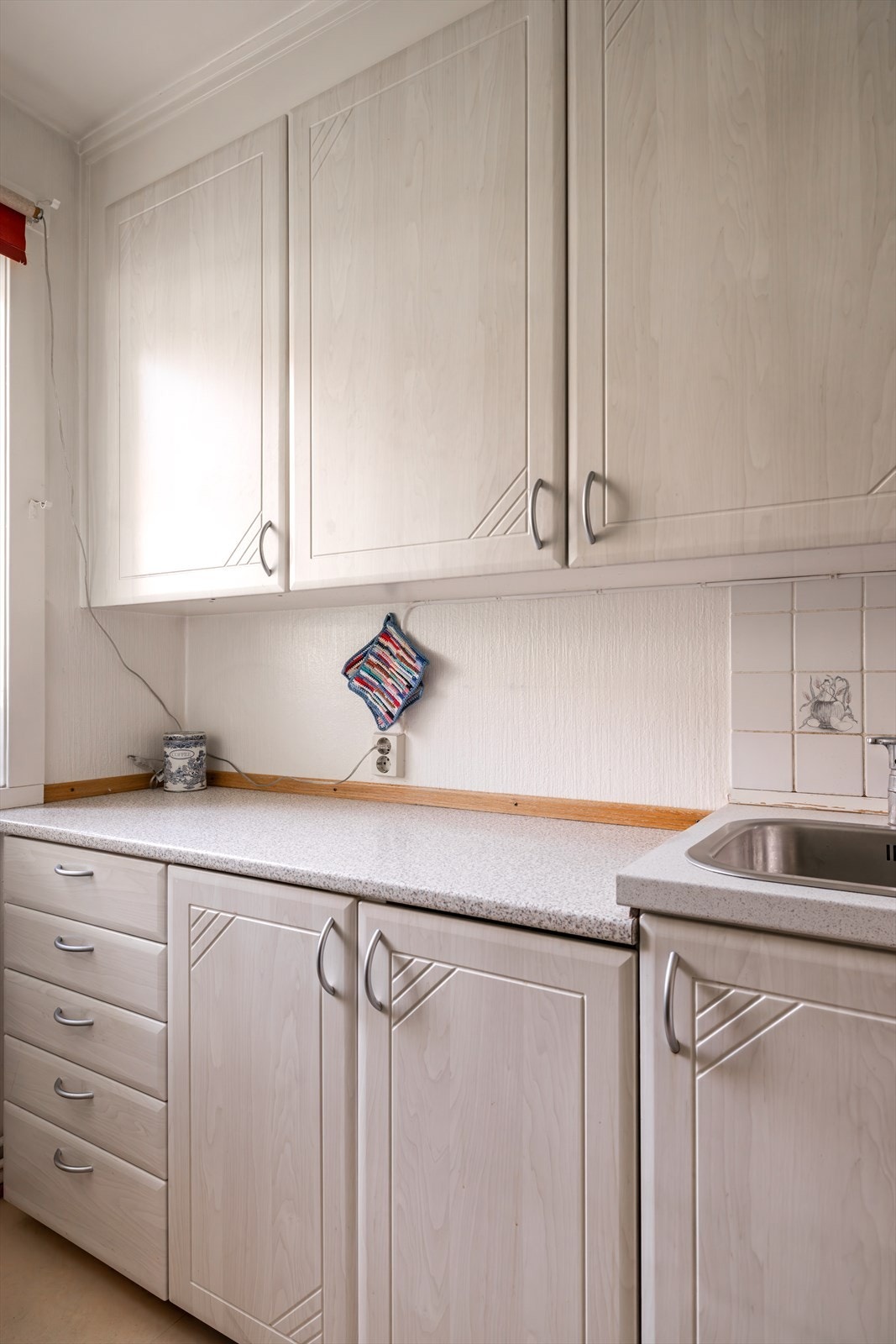 Kjøkkeninnredningen er av eldre dato, men med potensial for oppgradering etter eget ønske og behov. Galleribilde