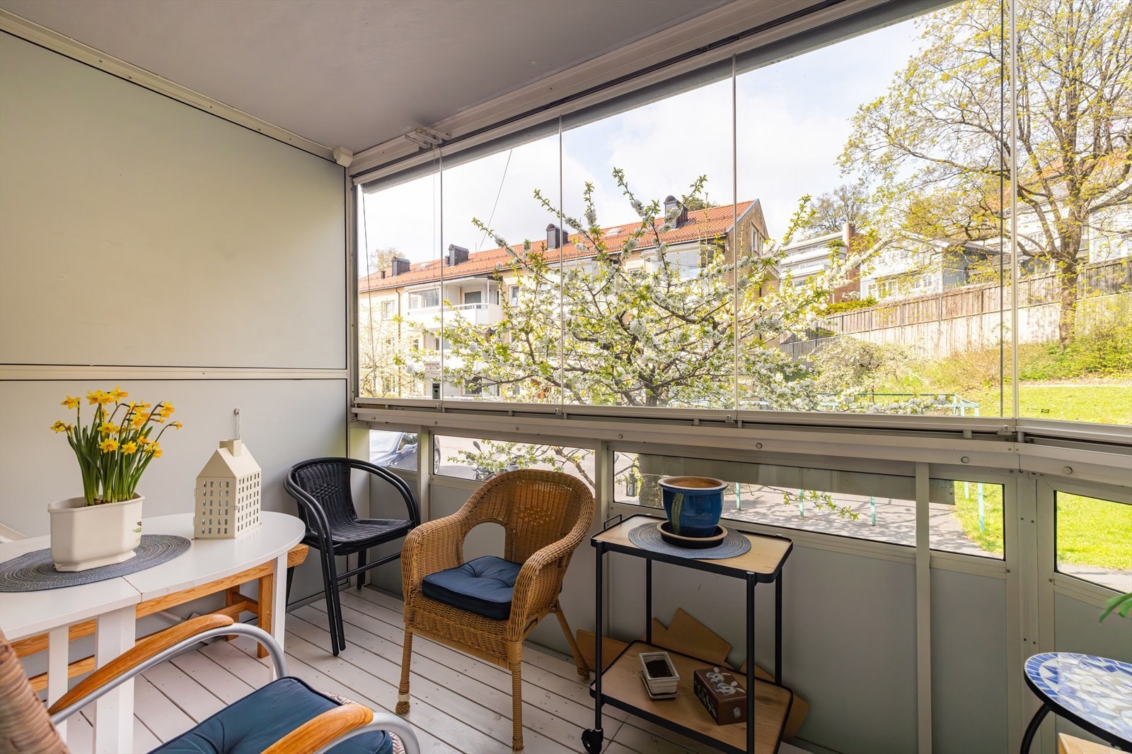 Fra stuen har du direkte utgang til en romslig balkong på ca. 7 m² med tredekke og rekkverk i metall og glass - et perfekt sted for morgenkaffen eller å nyte varme sommerdager. Galleribilde